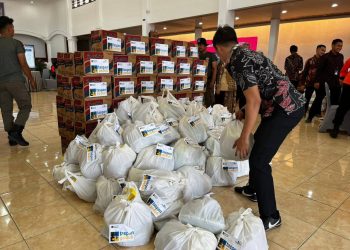 Taspen Kota Padang Serahkan 108 Paket Bantuan Sembako untuk Korban Bencana