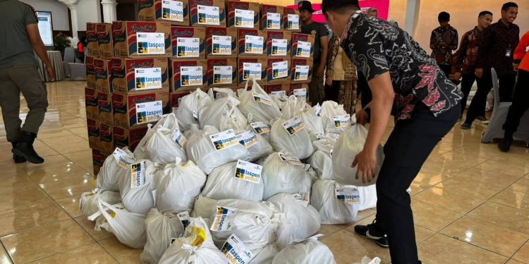 Taspen Kota Padang Serahkan 108 Paket Bantuan Sembako untuk Korban Bencana