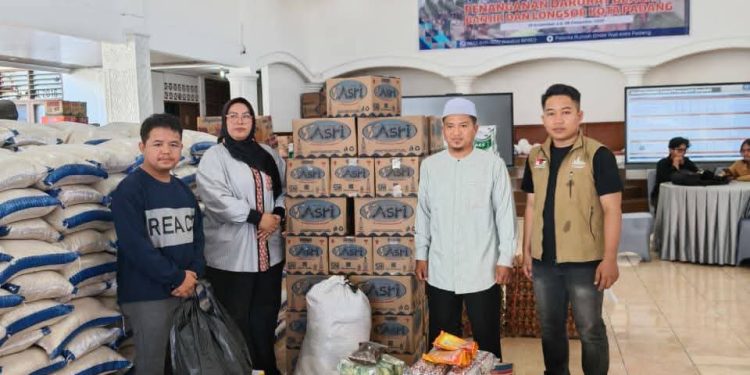 Warga Bersatu Bantu Korban Banjir Kota Padang