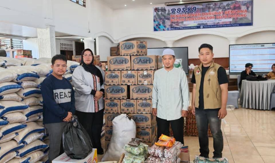 Warga Bersatu Bantu Korban Banjir Kota Padang