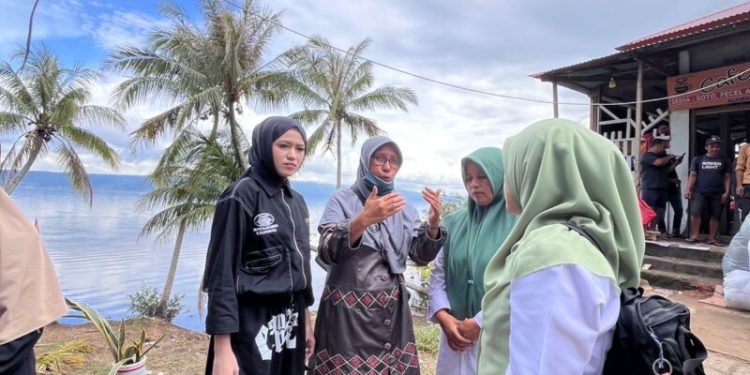 Diva Aurel Antar Sembako untuk Korban Banjir Bandang di Tanah Datar