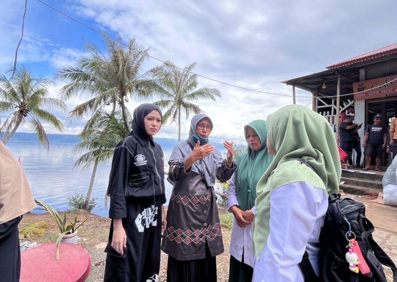 Diva Aurel Antar Sembako untuk Korban Banjir Bandang di Tanah Datar