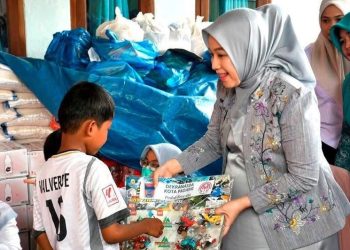 Ketua Dekranasda Padang Bawa Mainan dan Bantuan ke Posko Bencana Guo, Anak-Anak Gembira