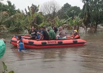 BPBD Kota Evakuasi 8 Warga di Dadok Tunggul Hitam Menggunakan Perahu Karet