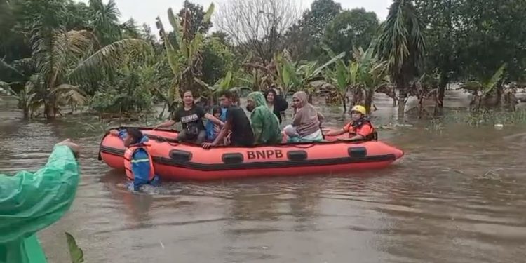 BPBD Kota Evakuasi 8 Warga di Dadok Tunggul Hitam Menggunakan Perahu Karet