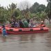 BPBD Kota Evakuasi 8 Warga di Dadok Tunggul Hitam Menggunakan Perahu Karet