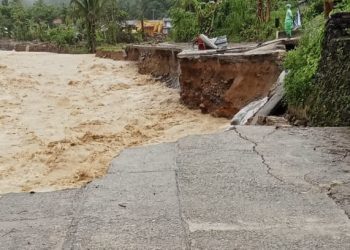 Jalan Amblas Akibat Banjir, Akses ke Batu Busuk Putus