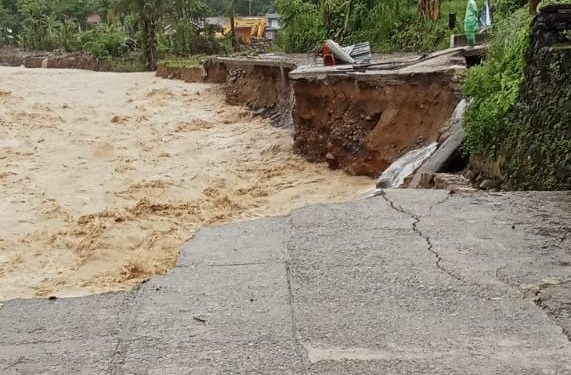 Jalan Amblas Akibat Banjir, Akses ke Batu Busuk Putus