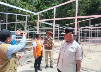 Tinjau Pembangunan Huntara di Bayang Utara, Mahyeldi  Dorong Percepatan Pemulihan Warga Terdampak Bencana
