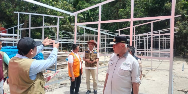 Tinjau Pembangunan Huntara di Bayang Utara, Mahyeldi  Dorong Percepatan Pemulihan Warga Terdampak Bencana