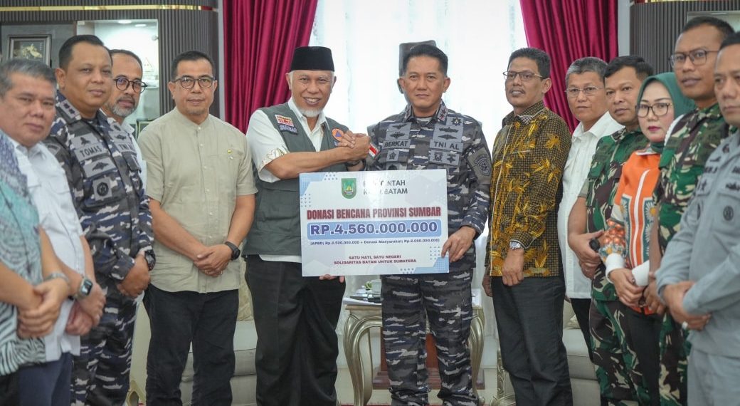 Gubernur Mahyeldi Terima Bantuan Rp4,56 Miliar dari Batam untuk Warga Terdampak Bencana