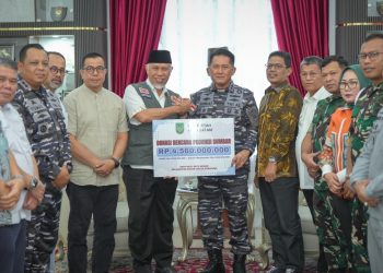 Gubernur Mahyeldi Terima Bantuan Rp4,56 Miliar dari Batam untuk Warga Terdampak Bencana