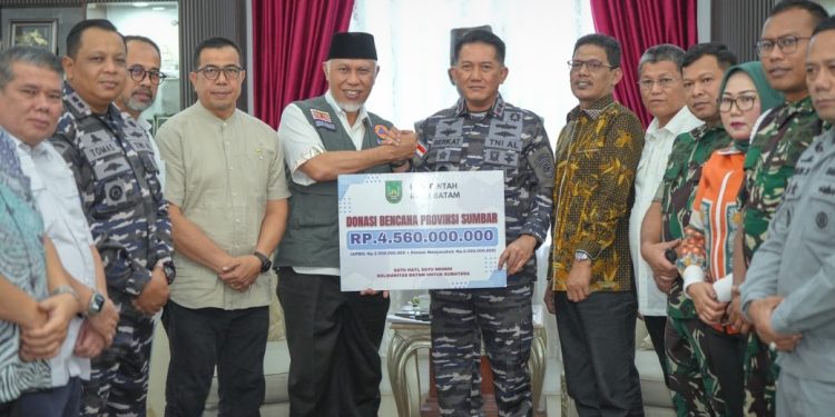Gubernur Mahyeldi Terima Bantuan Rp4,56 Miliar dari Batam untuk Warga Terdampak Bencana