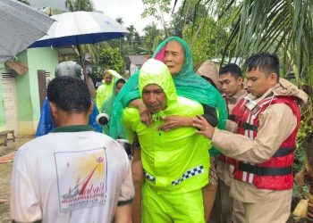 Banjir Rendam Pasar Lalang Gowo, Polisi Evakuasi Warga