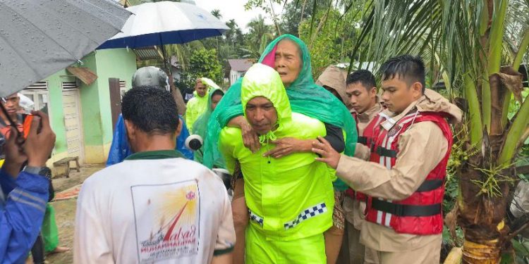 Banjir Rendam Pasar Lalang Gowo, Polisi Evakuasi Warga