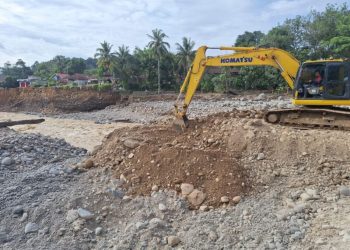 PT Semen Padang Kerahkan Ekskavator untuk Normalisasi Sungai di Gunung Nago