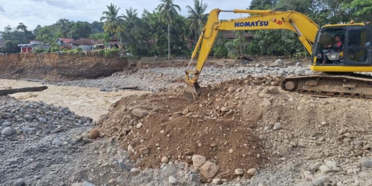 PT Semen Padang Kerahkan Ekskavator untuk Normalisasi Sungai di Gunung Nago