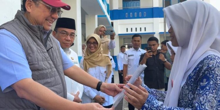 Irman Gusman Salurkan PIP Rp1,2 Miliar untuk 2.008 Siswa SD hingga SMK di Sumbar