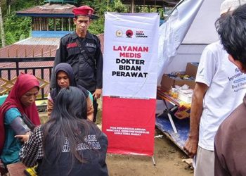 Terjang Longsor dan Lumpur, Tim Kesehatan PDI-P Berhasil Tembus Wilayah Terisolasi di Pesisir Selatan