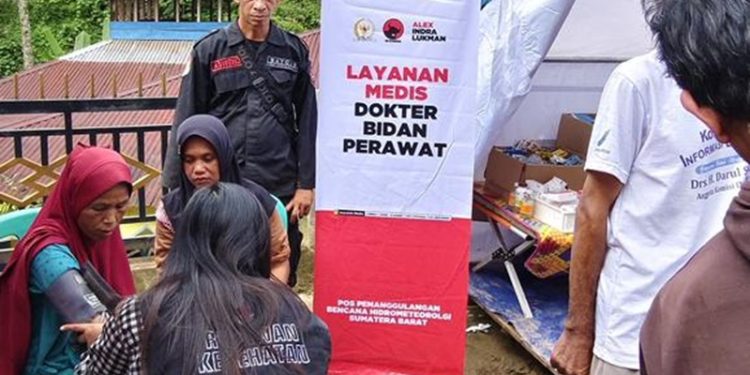 Terjang Longsor dan Lumpur, Tim Kesehatan PDI-P Berhasil Tembus Wilayah Terisolasi di Pesisir Selatan