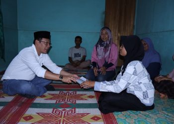 Wako Zulmaeta Serahkan Bantuan Swadaya Warga Latina Payakumbuh