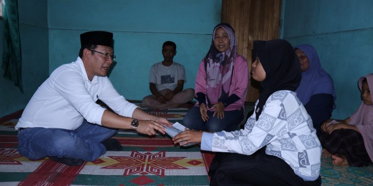 Wako Zulmaeta Serahkan Bantuan Swadaya Warga Latina Payakumbuh