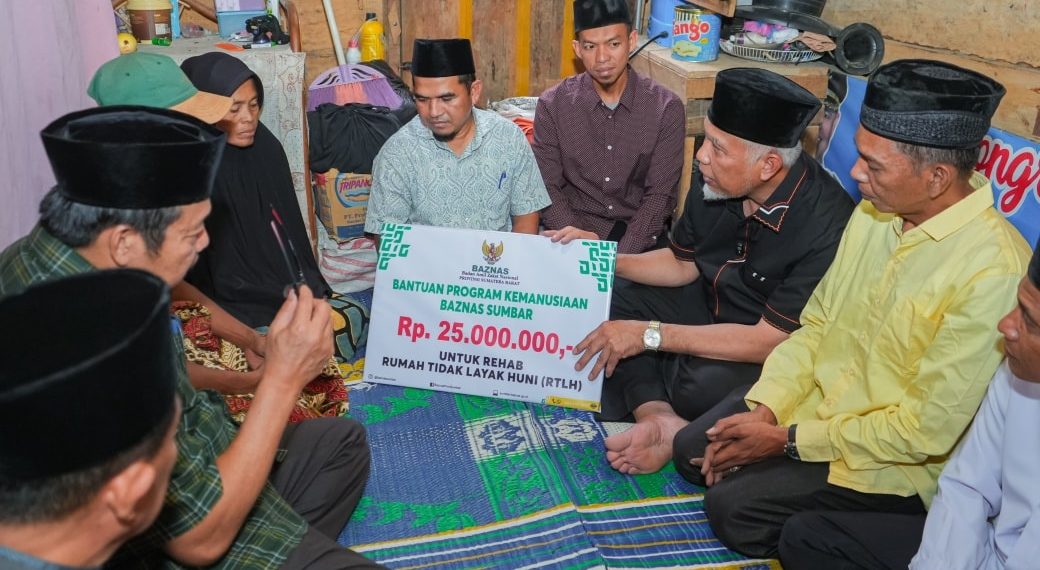 Mahyeldi Serahkan Bantuan Bedah Rumah Rp25 Juta untuk Warga Paninggahan, Solok