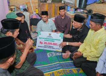 Mahyeldi Serahkan Bantuan Bedah Rumah Rp25 Juta untuk Warga Paninggahan, Solok