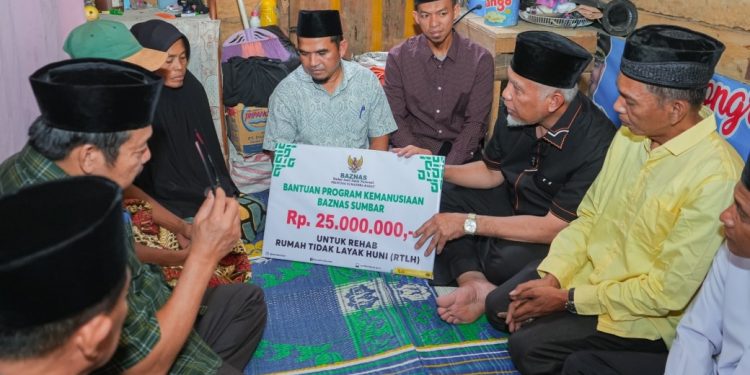Mahyeldi Serahkan Bantuan Bedah Rumah Rp25 Juta untuk Warga Paninggahan, Solok