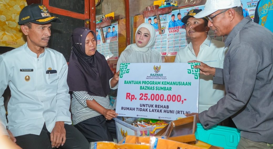 Wagub Vasko Serahkan Bantuan RTLH Rp25 Juta untuk Keluarga Hendri di Solok Selatan