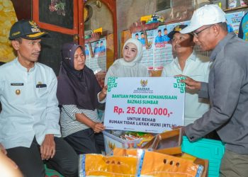 Wagub Vasko Serahkan Bantuan RTLH Rp25 Juta untuk Keluarga Hendri di Solok Selatan