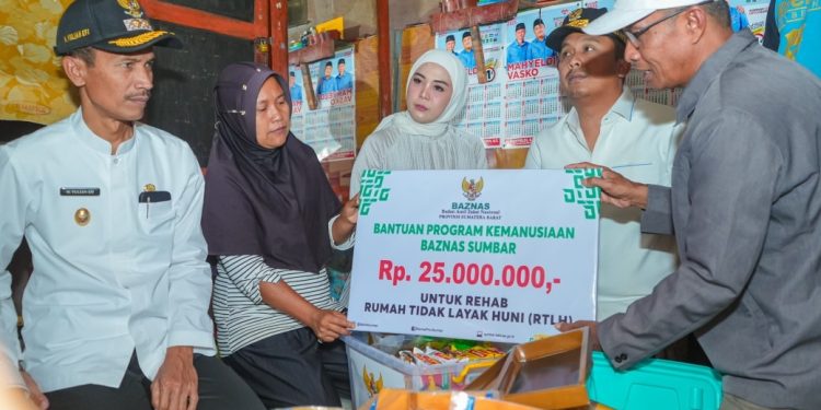 Wagub Vasko Serahkan Bantuan RTLH Rp25 Juta untuk Keluarga Hendri di Solok Selatan