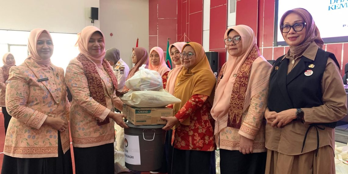 DWP Kemendagri Salurkan Bantuan Bagi Anggota DWP Kota Padang Terdampak Banjir Bandang