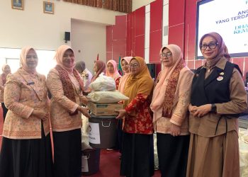 DWP Kemendagri Salurkan Bantuan Bagi Anggota DWP Kota Padang Terdampak Banjir Bandang
