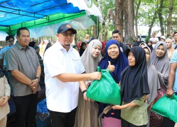 Andre Rosiade Serahkan Bantuan untuk 1.500 Warga Kota Pariaman