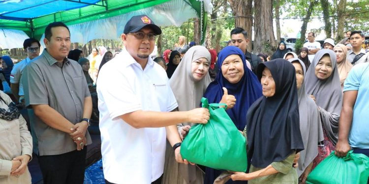 Andre Rosiade Serahkan Bantuan untuk 1.500 Warga Kota Pariaman