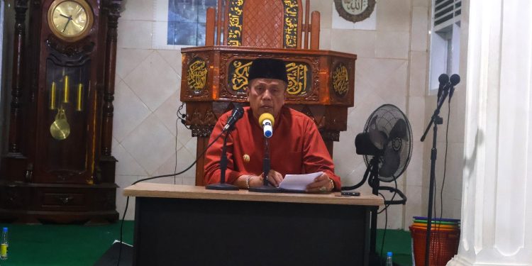 Safari Ramadan, ​Wawako Elzadaswarman Serahkan Hibah Rp 50 Juta di Masjid Ikhlas Payolansek