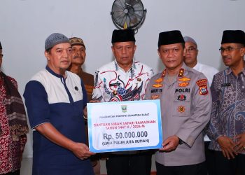 Kapolda Sumbar Pimpin TSR Serahkan Bantuan Senilai 50 Juta untuk Masjid Wustha Payakumbuh