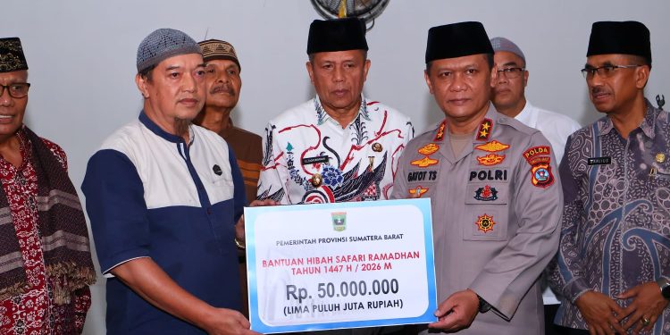 Kapolda Sumbar Pimpin TSR Serahkan Bantuan Senilai 50 Juta untuk Masjid Wustha Payakumbuh