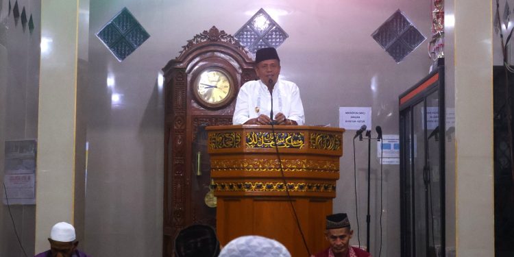 Safari Ramadan, Wawako Elzadaswarman Serahkan Dana Hibah 25JT di Masjid Al Mukarramah