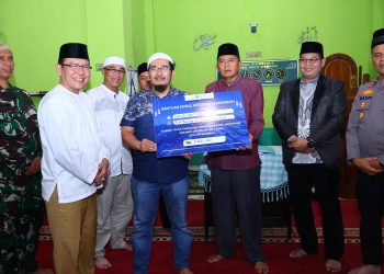 Wali Kota Payakumbuh Zulmaeta Serahkan Bantuan 35 Juta Rupiah untuk Masjid Baiturrahman