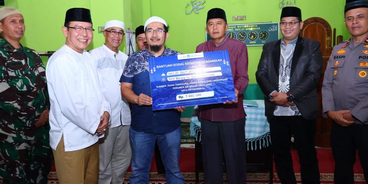 Wali Kota Payakumbuh Zulmaeta Serahkan Bantuan 35 Juta Rupiah untuk Masjid Baiturrahman