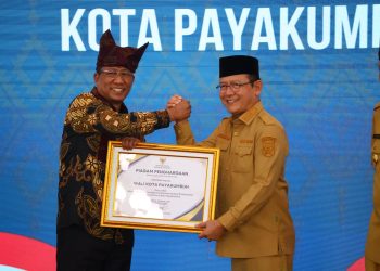Wali Kota Payakumbuh Terima Penghargaan Menteri Hukum Atas Dukungan Pembentukan Posbankum