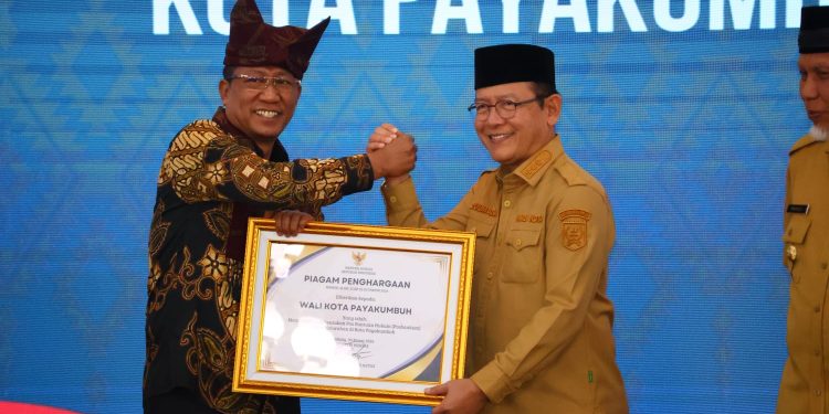 Wali Kota Payakumbuh Terima Penghargaan Menteri Hukum Atas Dukungan Pembentukan Posbankum