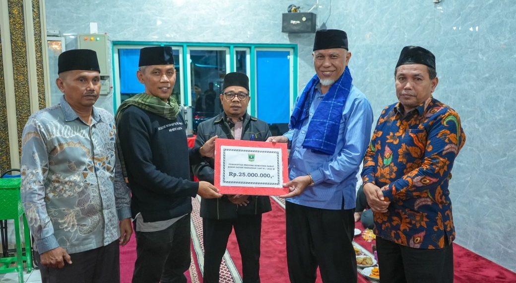 Iktikaf di Masjid Nurul Hidayah Sijunjung, Gubernur Mahyeldi Serahkan Bantuan Rp25 Juta