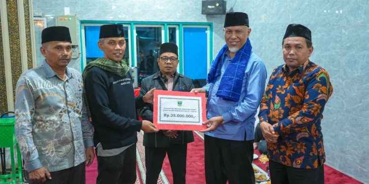 Iktikaf di Masjid Nurul Hidayah Sijunjung, Gubernur Mahyeldi Serahkan Bantuan Rp25 Juta