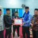 Iktikaf di Masjid Nurul Hidayah Sijunjung, Gubernur Mahyeldi Serahkan Bantuan Rp25 Juta