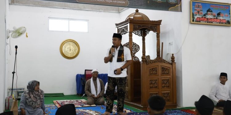 Wagub Vasko Apresiasi Kreativitas Warga Air Dingin Manfaatkan Kayu Bekas Banjir Jadi Tabuah Masjid