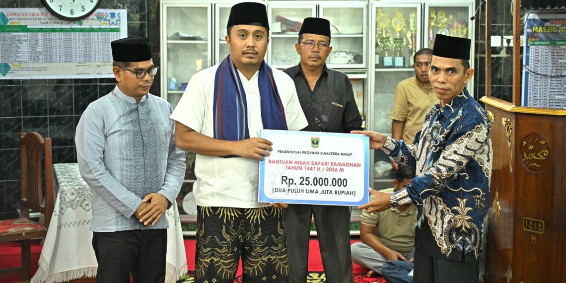 Safari Ramadan di Pesisir Selatan, Wagub Vasko Salurkan Bantuan untuk Dua Masjid