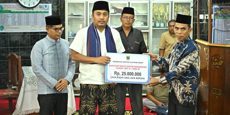 Safari Ramadan di Pesisir Selatan, Wagub Vasko Salurkan Bantuan untuk Dua Masjid